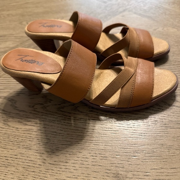 Trotters Women's Heeled Sandals Sand Nubuck 8.5M - Picture 2 of 4